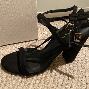Gorgeous new condition black strappy heels 😍